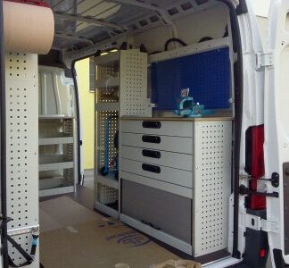 Allestimenti per furgoni realizzato su Opel Vivaro con ripiani modulari per utilizzo professionale