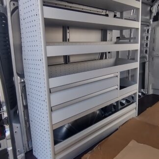 Scaffalature per officine mobili realizzato su Dacia Logan con sistema di organizzazione utensili per utilizzo professionale