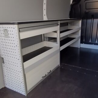 Scaffalature per officine mobili realizzato su Opel Combo con cassettiere portautensili per utilizzo professionale