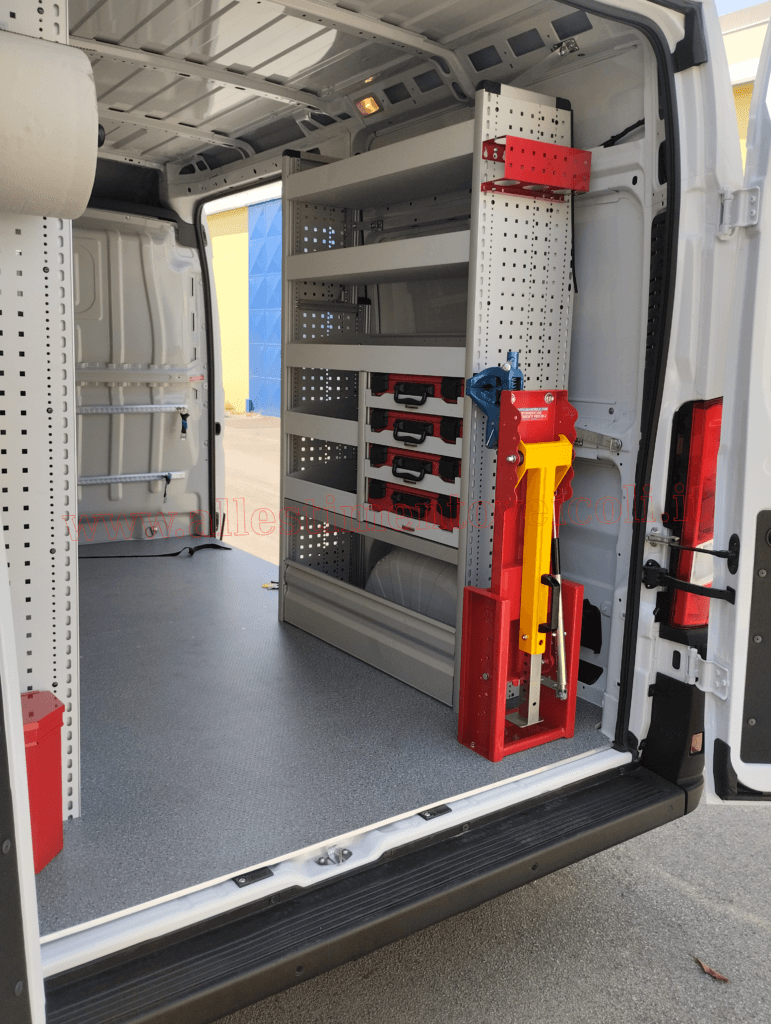 Scaffali per furgoni realizzato su Ford Custom con cassettiere portautensili per utilizzo professionale